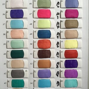 Puede incluir: Carta de colores con 55 muestras de tela. Las muestras est&aacute;n dispuestas en filas y columnas, con cada muestra etiquetada con un n&uacute;mero. Las muestras son de una variedad de colores, incluyendo azul, verde, rojo, amarillo y morado.