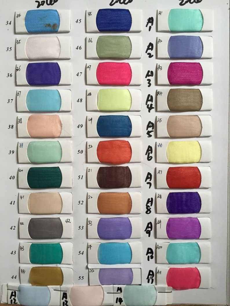 Puede incluir: Carta de colores con 55 muestras de tela. Las muestras est&aacute;n dispuestas en filas y columnas, con cada muestra etiquetada con un n&uacute;mero. Las muestras son de una variedad de colores, incluyendo azul, verde, rojo, amarillo y morado.
