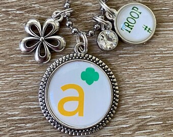 Je suis une AMBASSADEURE, un groupe d'éclaireuses faisant le pont, pendentif personnalisé avec lunette en argent antique, porte-clés ~ cadeau unique pour NOL !