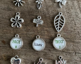 Ajoutez un (AJOUTER UN ARTICLE) # de troupe, # de pack, marguerite, fleur, camp, trèfle, pierre de naissance, remise des diplômes, etc. Girl Scout Bridging Custom Custom Charms