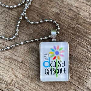 Eu sou uma Brownie Daisy OU escoteira júnior, tropa de escoteiras, colar com pingente de vidro prateado personalizado, presente para meninas exclusivo! imagem 7