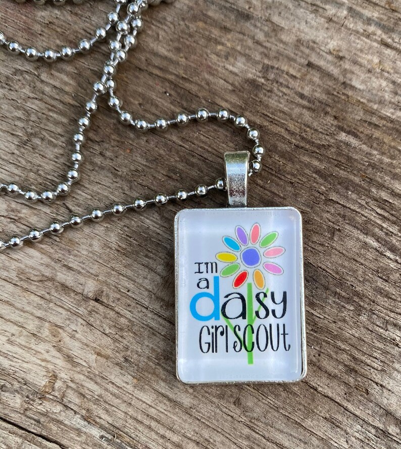Eu sou uma Brownie Daisy OU escoteira júnior, tropa de escoteiras, colar com pingente de vidro prateado personalizado, presente para meninas exclusivo! imagem 7