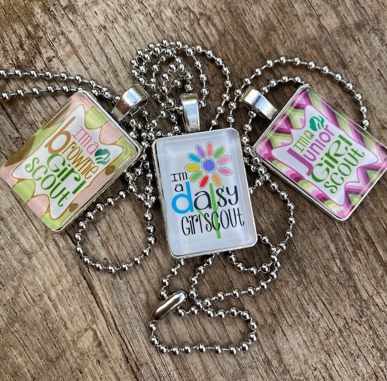 Eu sou uma Brownie Daisy OU escoteira júnior, tropa de escoteiras, colar com pingente de vidro prateado personalizado, presente para meninas exclusivo! imagem 1