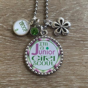 Collier pendentif scoute junior étiquette de sac, breloque personnalisée, cadeau de transition des troupes image 1