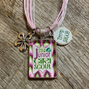 Eu sou uma Brownie Daisy OU escoteira júnior, tropa de escoteiras, colar com pingente de vidro prateado personalizado, presente para meninas exclusivo! imagem 5
