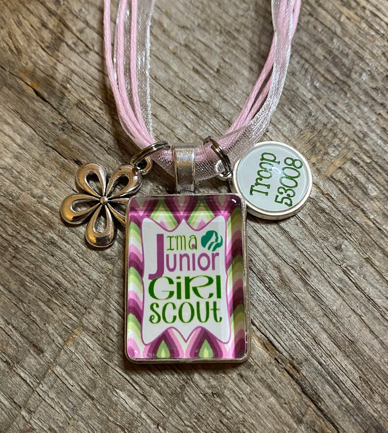 Eu sou uma Brownie Daisy OU escoteira júnior, tropa de escoteiras, colar com pingente de vidro prateado personalizado, presente para meninas exclusivo! imagem 5