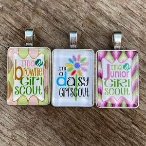Eu sou uma Brownie Daisy OU escoteira júnior, tropa de escoteiras, colar com pingente de vidro prateado personalizado, presente para meninas exclusivo! imagem 3