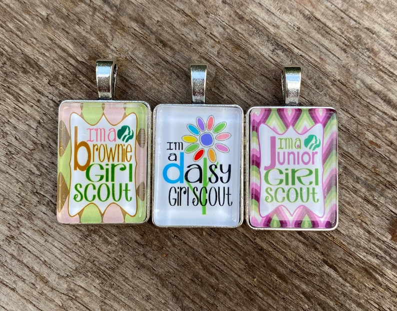 Eu sou uma Brownie Daisy OU escoteira júnior, tropa de escoteiras, colar com pingente de vidro prateado personalizado, presente para meninas exclusivo! imagem 3