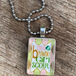Eu sou uma Brownie Daisy OU escoteira júnior, tropa de escoteiras, colar com pingente de vidro prateado personalizado, presente para meninas exclusivo! imagem 6