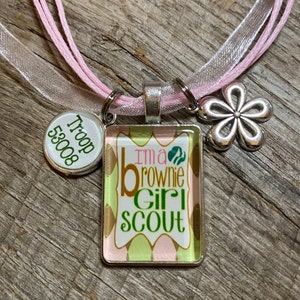Eu sou uma Brownie Daisy OU escoteira júnior, tropa de escoteiras, colar com pingente de vidro prateado personalizado, presente para meninas exclusivo! imagem 4