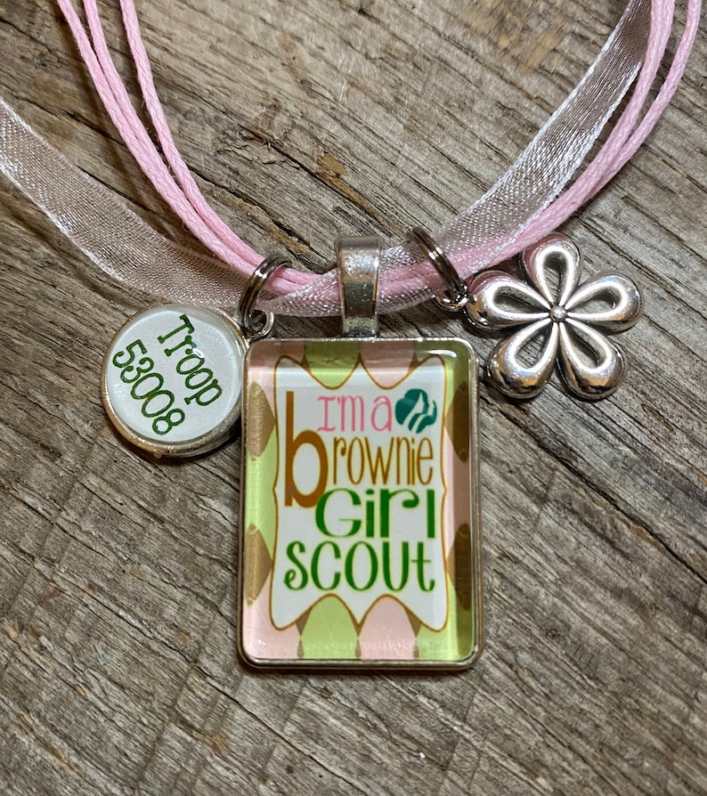 Eu sou uma Brownie Daisy OU escoteira júnior, tropa de escoteiras, colar com pingente de vidro prateado personalizado, presente para meninas exclusivo! imagem 4
