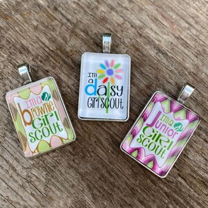 Eu sou uma Brownie Daisy OU escoteira júnior, tropa de escoteiras, colar com pingente de vidro prateado personalizado, presente para meninas exclusivo! imagem 2