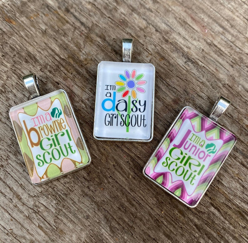 Eu sou uma Brownie Daisy OU escoteira júnior, tropa de escoteiras, colar com pingente de vidro prateado personalizado, presente para meninas exclusivo! imagem 2