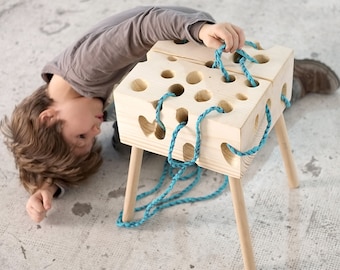 Tabouret en bois et jeux pour enfants