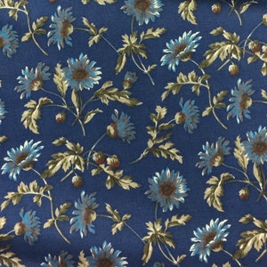 Puede incluir: Una tela azul con un patr&oacute;n repetitivo de flores marrones y azules. Las flores son estilizadas y tienen un aspecto vintage.