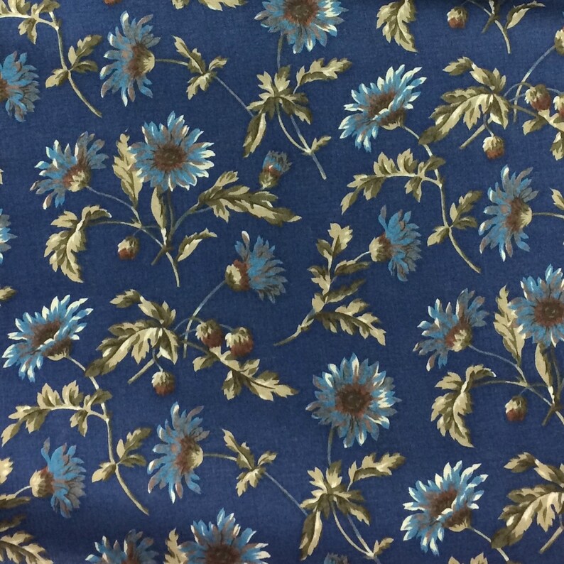 Puede incluir: Una tela azul con un patr&oacute;n repetitivo de flores marrones y azules. Las flores son estilizadas y tienen un aspecto vintage.