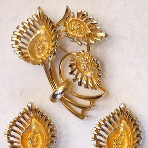 Vintage Lisner Gold Tone Brooch Earrings Set Abstract Stylized Flower