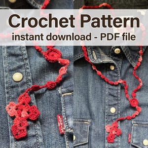 Puede incluir: Un rosario de ganchillo rojo y rosa con un colgante de cruz. El rosario se muestra contra una camisa vaquera. La imagen incluye el texto "Crochet Pattern instant download - PDF file".