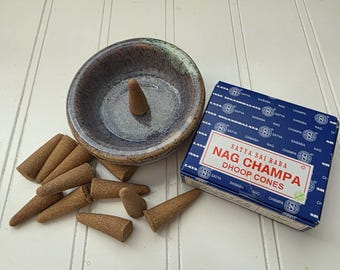 Porta incienso con cono de incienso nag champa de regalo // Hecho a mano // Torno de alfarero