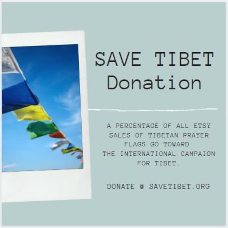 Puede incluir: Una foto de banderas de oraci&oacute;n coloridas ondeando en el viento contra un cielo azul. El texto "SAVE TIBET Donation" se muestra sobre la foto. El texto debajo de la foto dice "Un porcentaje de todas las ventas de Etsy de banderas de oraci&oacute;n tibetanas se destina a la Campa&ntilde;a Internacional por el T&iacute;bet. Dona @ savetibet.org."
