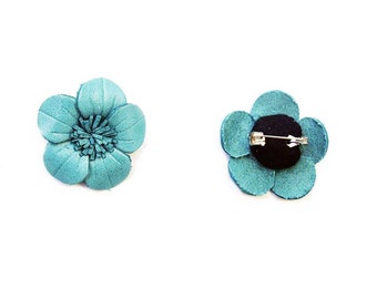 Broche fleur en cuir coloré