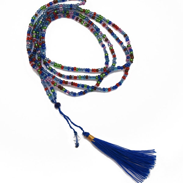 Collier long en perle de rocaille et pompon bleu