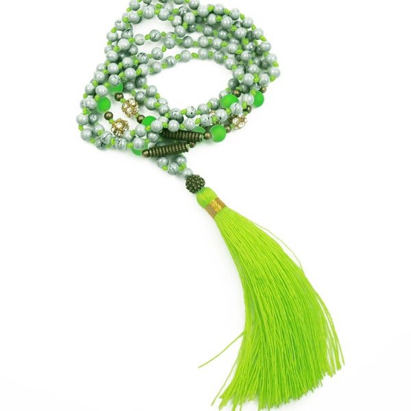 Collier pompon long vert fluo