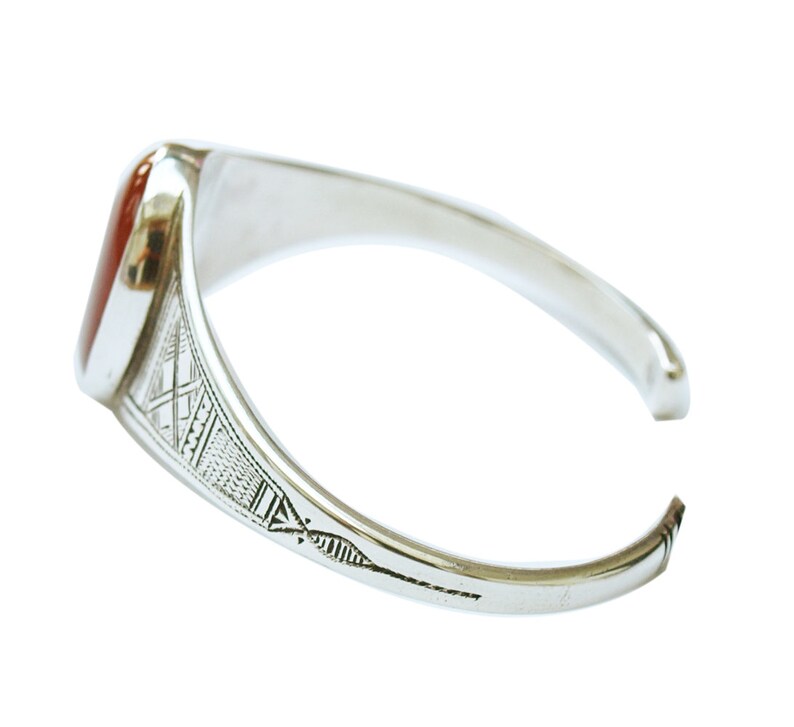 Touareg rigid bracelet in engraved silver and medaillon in cornaline