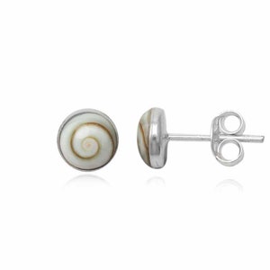 Peut inclure: Une paire de boucles d'oreilles en argent avec une incrustation de coquille blanche et brune. La coquille a un motif en spirale.