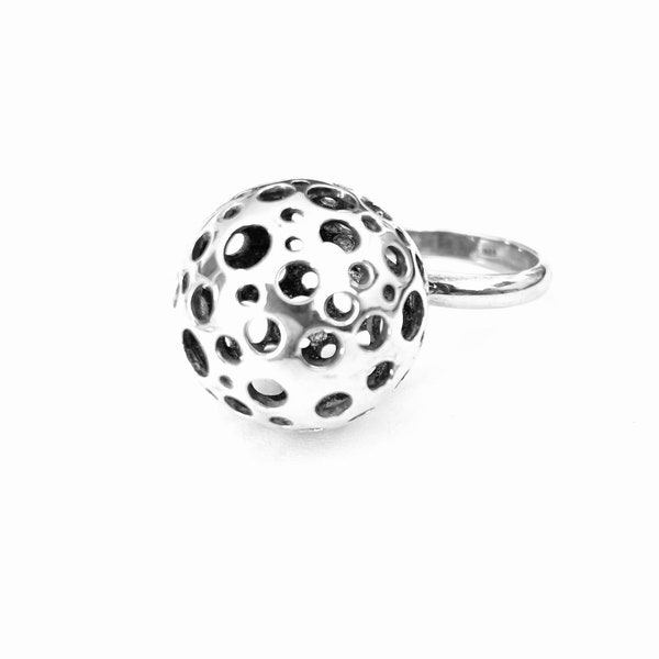 Bague en argent  avec grosse boule ajourée