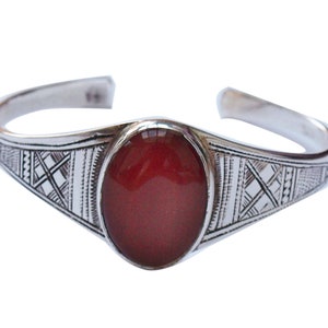 Rigid Tuareg bracelet in engraved silver and carnelian medallion