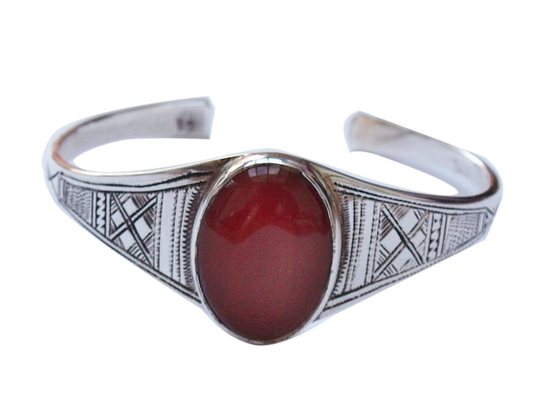 Touareg rigid bracelet in engraved silver and medaillon in cornaline