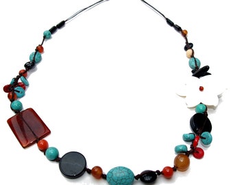 Necklace in silk thread and natural stones and white flower
