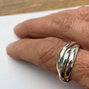 Silver ring with 3 interlocking bands | Jewelry symbolizing fidelity, love, and friendship | Ring for women or men image 4