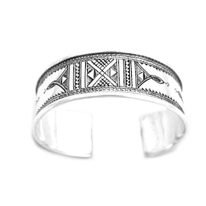 Engraved rigid bracelet