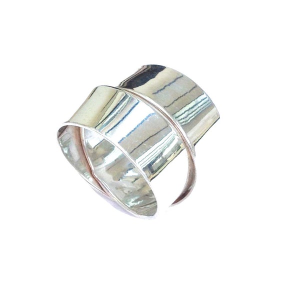 Ribbon ring, intertwined rings