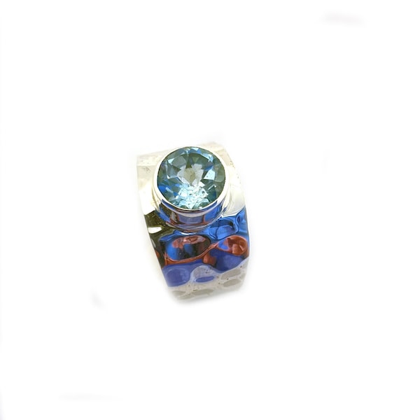 Bague jonc en argent et topaze bleue facettée