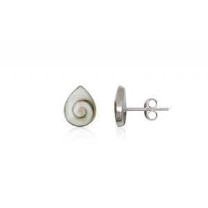 Peut inclure: Une paire de boucles d'oreilles en argent avec un motif de coquille blanche. La coquille a un motif en spirale brun.