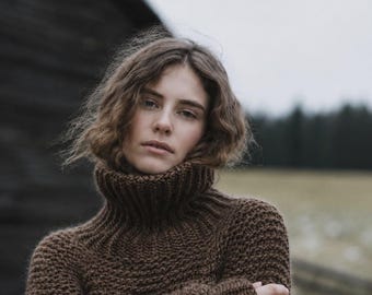 Jersey de lana natural de alpaca tejido a mano en color marrón jaspeado, disponible en varios colores.