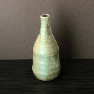 Ambachtelijke keramische knopvaas, studiogemaakt, abstracte wabi sabi-vorm