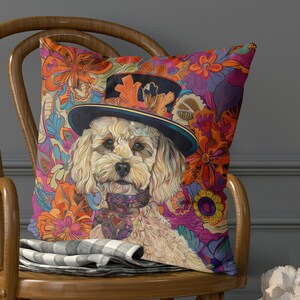 Könnte beinhalten: Ein Dekokissen mit einer fantasievollen Illustration eines Hundes, der einen Zylinder und einen bunten Schal trägt. Der Hintergrund ist ein lebendiges Blumenmuster in Rosa-, Orange- und Lilatönen.