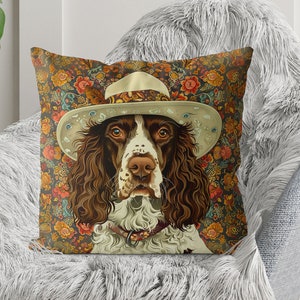 Puede incluir: Un perro marrón y blanco con un sombrero de vaquero blanco y marrón con un patrón floral. El perro está mirando directamente a la cámara. El fondo es un patrón floral.