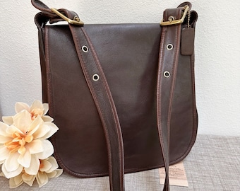 Vintage Coach Knapsac style 9030 pre creed in Dark Brown Leather and brass hardware, shoulder bag NYC made. Rare style. Excellent condition