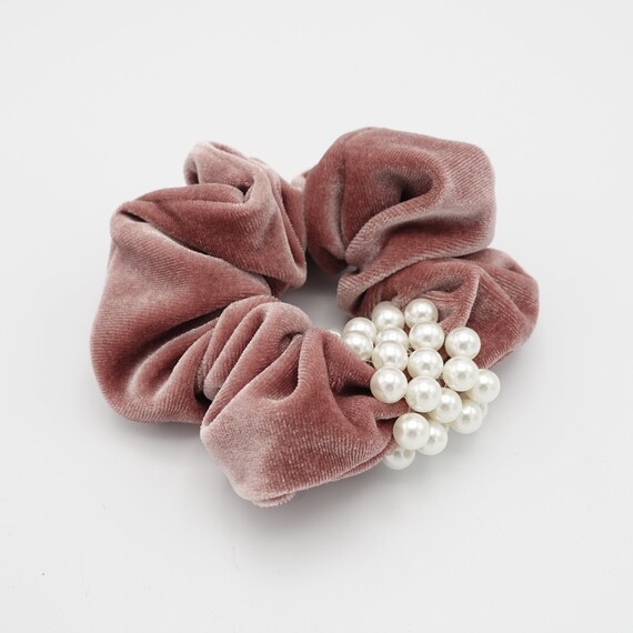 [leeENoir] 韓国アクセ☆Velvet Pearl Scrunchie Velvet Pearl Scrunchie in Black – Missy Sue