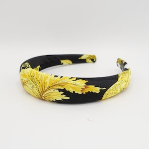 das mit goldenem print bedruckte Satin gefütterte Haarband