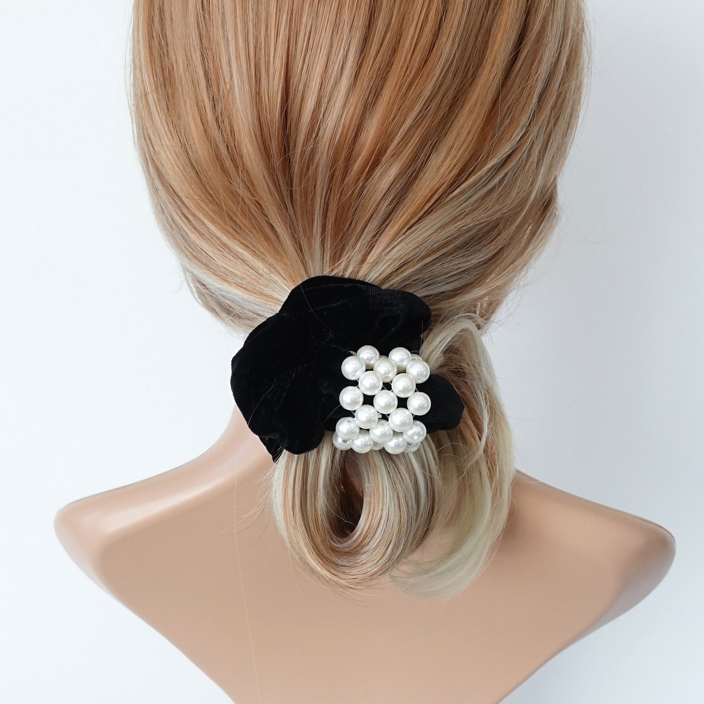 [leeENoir] 韓国アクセ☆Velvet Pearl Scrunchie Velvet Pearl Scrunchie in Cream – Missy Sue