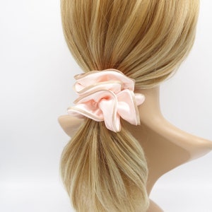 Satin Scrunchies: Haargummi aus glänzendem Stoff mit Borte