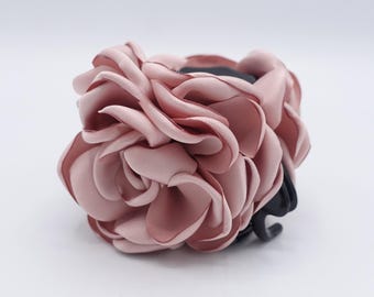 Spinka do włosów z satynowym kwiatem róży: Odbarwiony dodatek do włosów w kształcie płatków