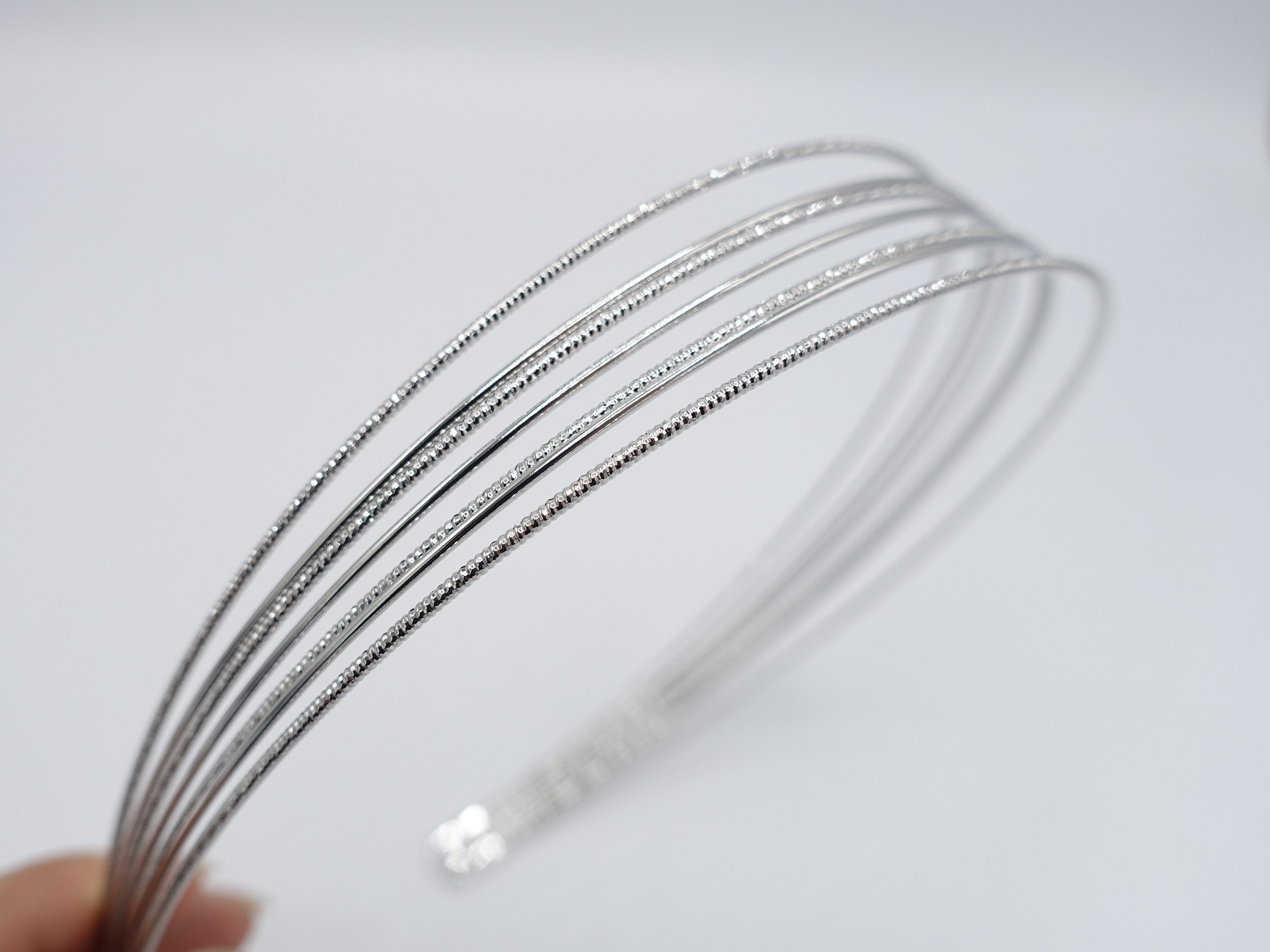 ミニマリストな薄型メタルヘッドバンド：7連のシックなヘアアクセサリー