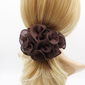 以下が含まれることがあります： フリルデザインのブラウンの布製のヘアゴム